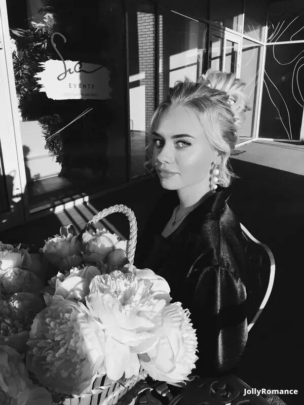 Viktoria, 21
