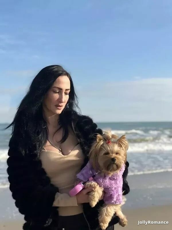 Alina Profile image 2